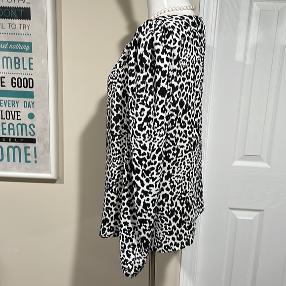White House Black Market animal print long-slv w/ puffy shoulders. Button back. - Picture 6 of 12